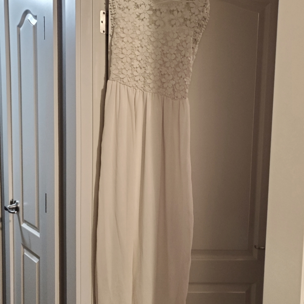 Round neck long dress.